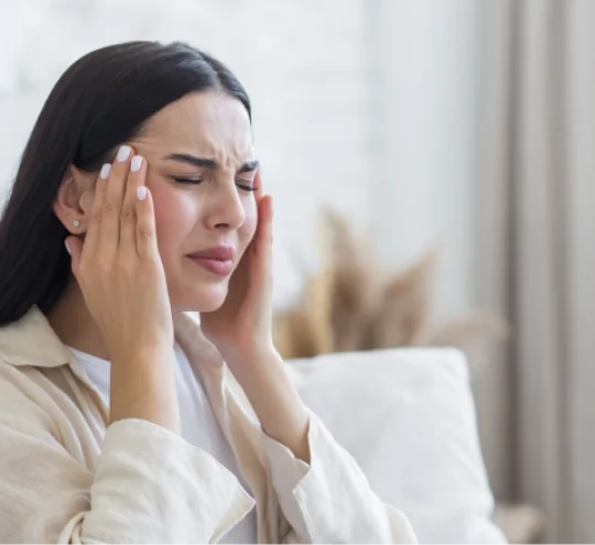 Migraña Dolor fuerte de cabeza freciemte en la mujer